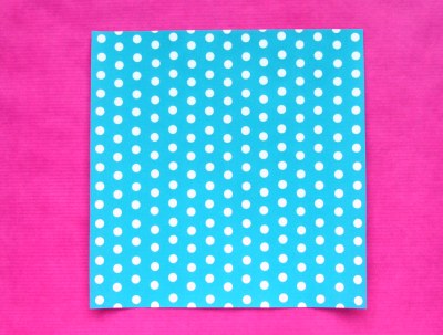 papiertje met polka dots om een mandje van te maken