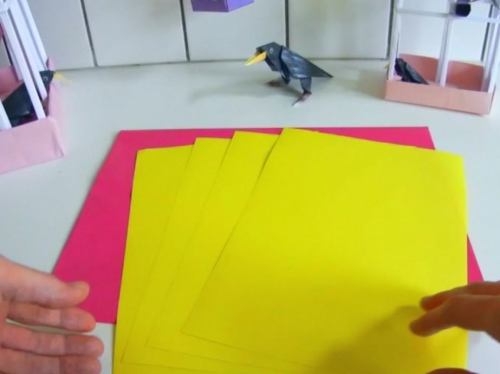 geel a4 papier om een vogelkooi van te maken