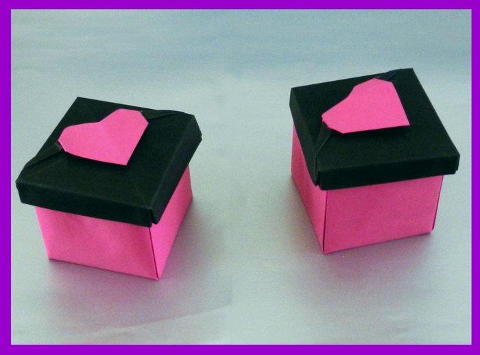origami doosjes van papier met een roze hartje