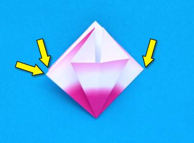 uitleg om een complexe origami bloem van papier te maken