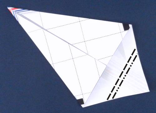 Een Concorde vliegtuigje vouwen van papier