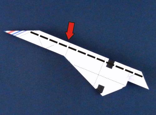 Een Concorde vliegtuigje vouwen van papier