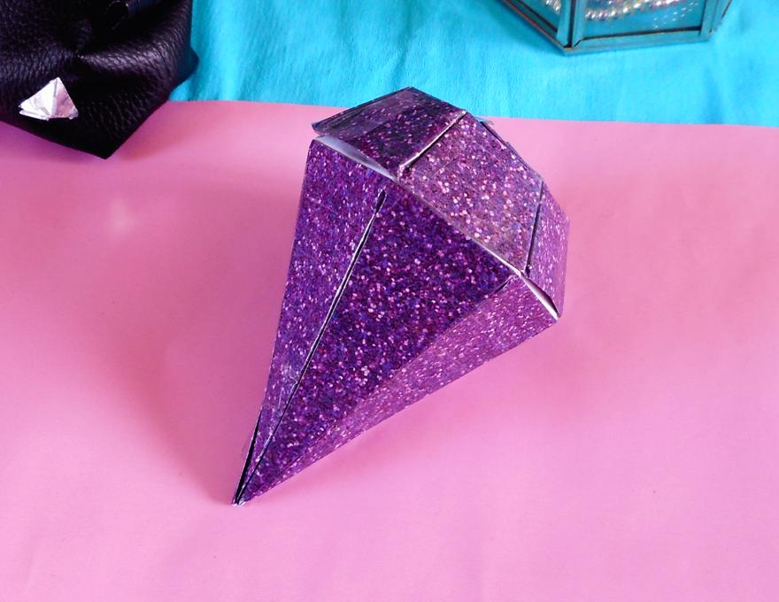Origami diamantvormig doosje