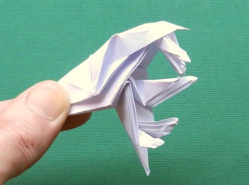 kop van een origami dino skelet van papier
