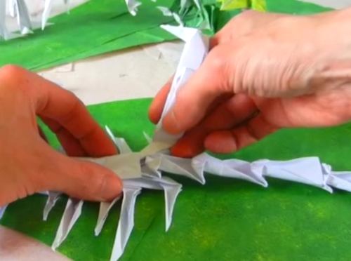 een velociraptor dino skelet van papier knutselen