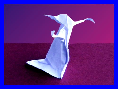 origami stripfiguur spookje van wit papier