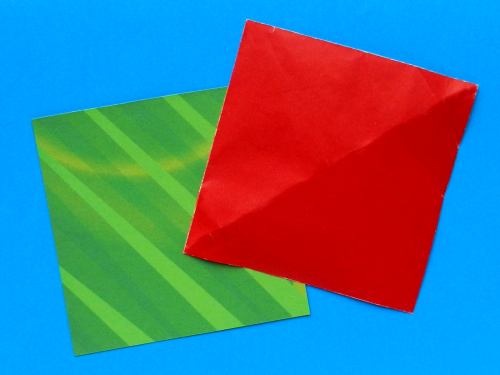Een hulst met rode besjes maken van papier