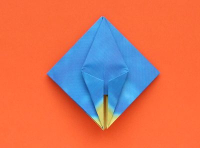 uitleg om een origami Iris te vouwen