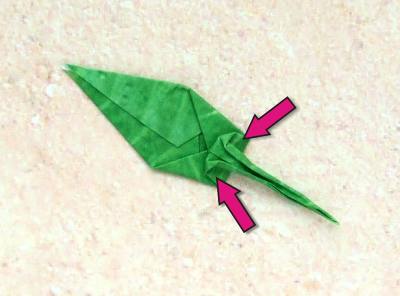 uitleg om een puntig origami blaadje te vouwen
