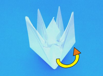 een witte origami Lelie vouwen