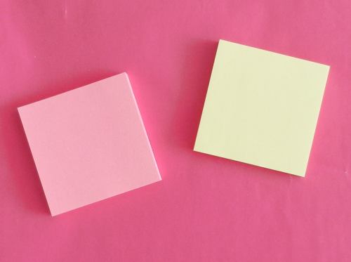 Roze en lichtgeel Post-It memo papier om leuke dingen van te knutselen