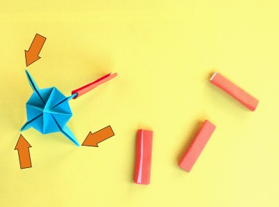 een modulair origami model in elkaar zetten