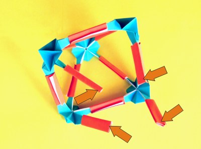 een modulair origami model in elkaar zetten