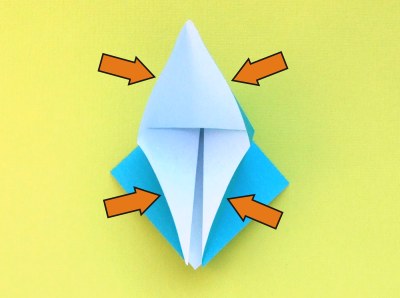 een onderdeel van een modulair origami model vouwen