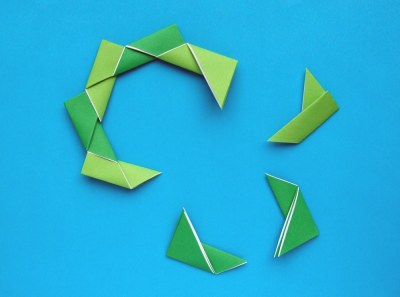 diagrams for a modular origami christmas wreath with a bow on it