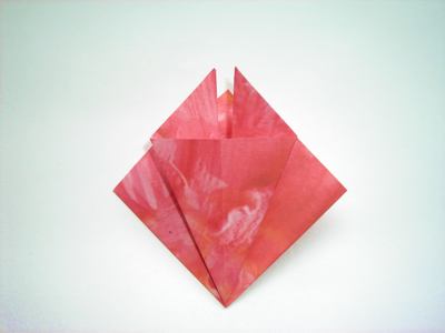 een roze bloemetje van papier maken