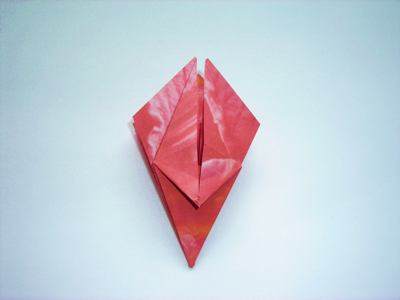 een roze bloemetje van papier maken