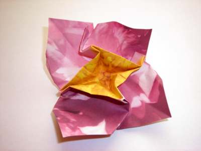 een mooie handgemaakte roze bloem van papier