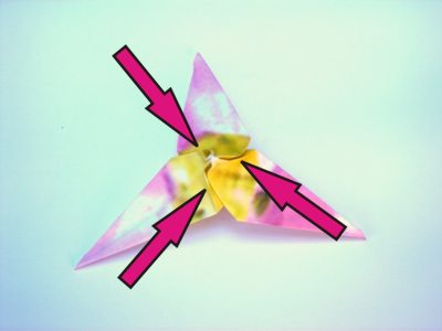een klein roze bloemetje van papier maken