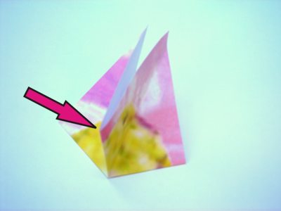 een klein roze bloemetje van papier maken
