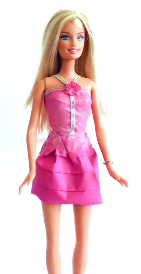 Barbie met een laagjes rokje van papier