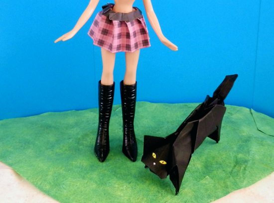 meisje met kort roze geruit rokje en een zwarte kat