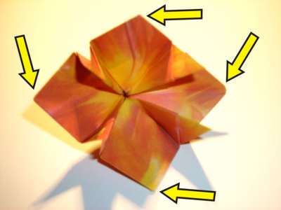rode origami bloem