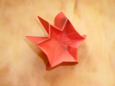 rode origami bloem