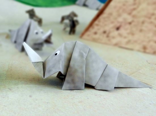 papieren beeldje van een neushoorn