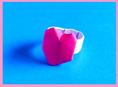 schattige ring van papier met roze hartje