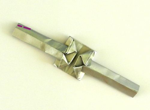 een ring met ster van zilverkleurig papier knutselen