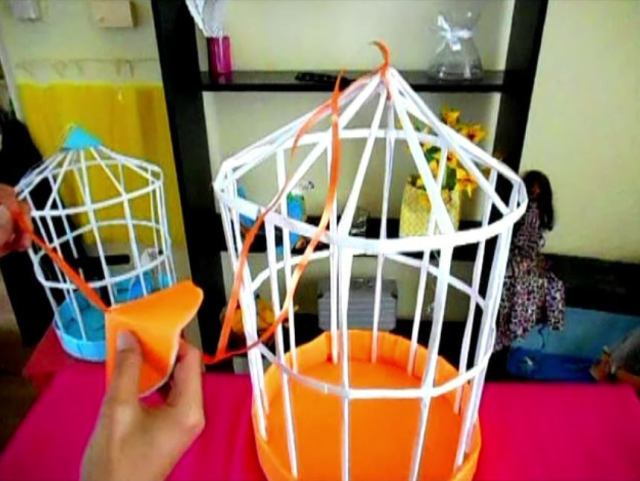 Vogelkooi van papier maken