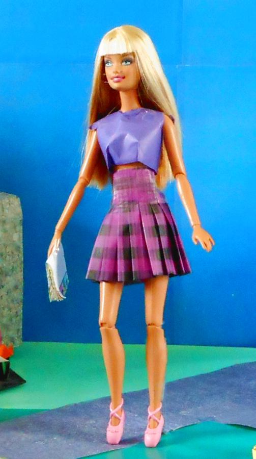 Barbie draagt een school rokje