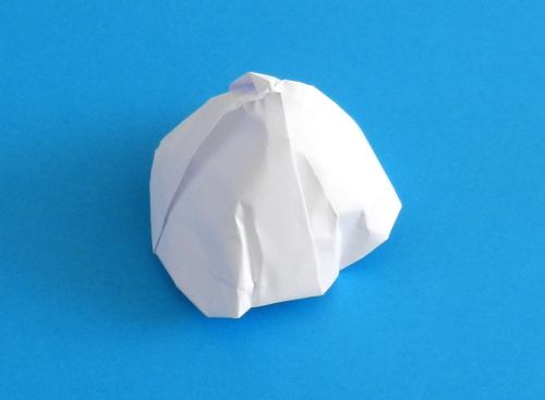 Origami ijsbolletje van wit papier