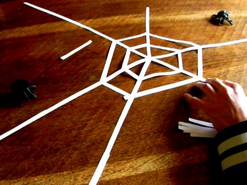 uitleg om een spinnenweb van papier te knutselen