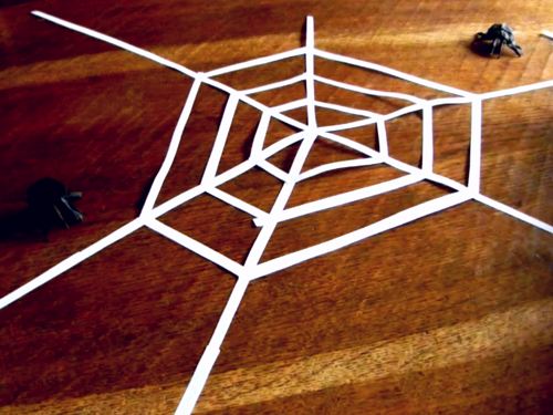 zelfgemaakt spinnenweb van wit papier