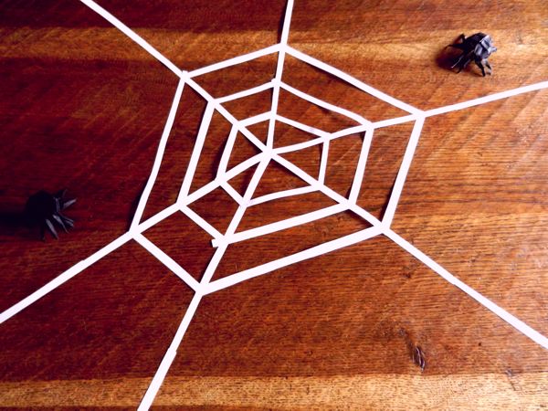 makkelijk te maken spinnenweb van papier