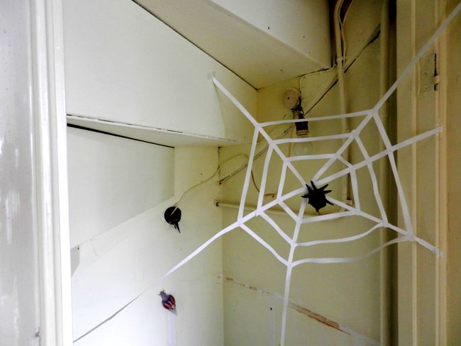zelfgemaakt spinnenweb met grote spin onder de trap