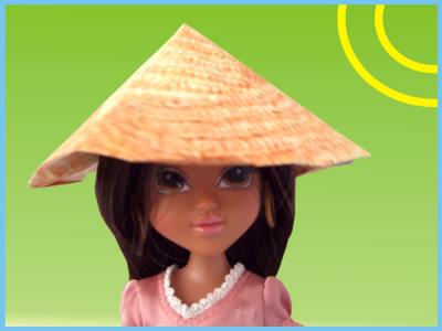leuke pop met een vietnamees hoedje van papier op haar hoofd
