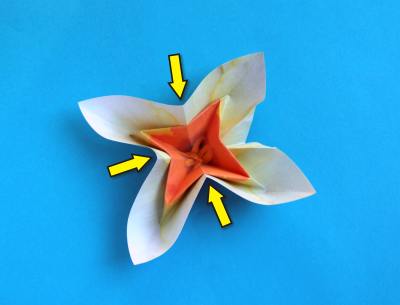 uitleg om een leuke witte bloem van papier te maken