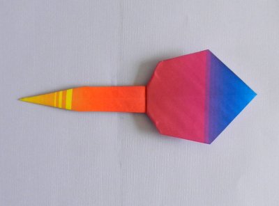 deel van een zelfgemaakte windwijzer van papier deel van een zelfgemaakte windwijzer van papier