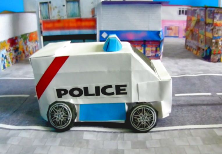 briefkaartje met een speelgoed politiebusje
