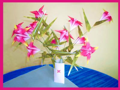vaasje roze bloemen die van echt origami papier zijn gevouwen