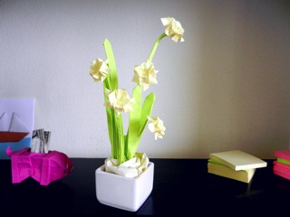 sticky note origami daffodil