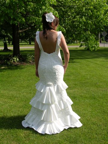 prachtige jurk die van wc papier is gemaakt