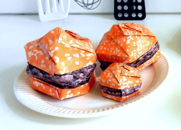 Hamburgers op een bord