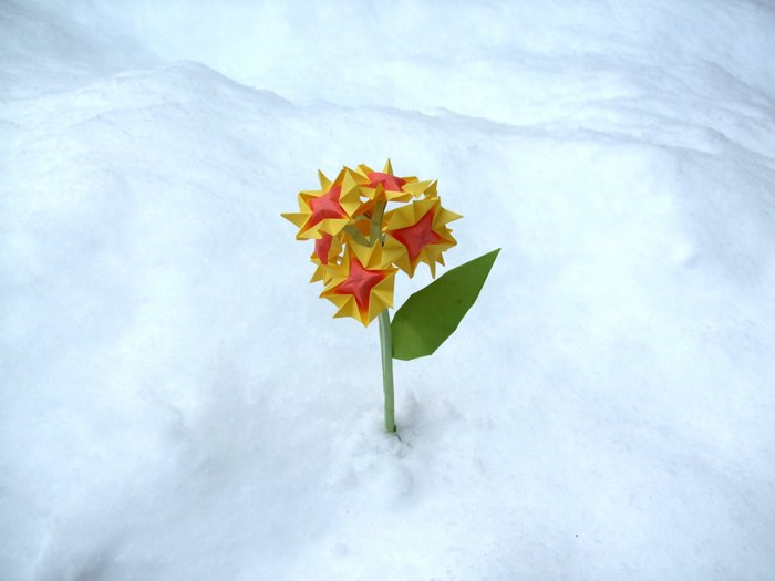 schattige gele bloem van papier in de echte sneeuw