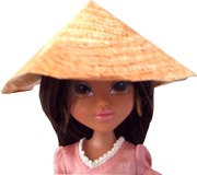 mode pop met een vietnamees hoedje van papier op haar hoofd