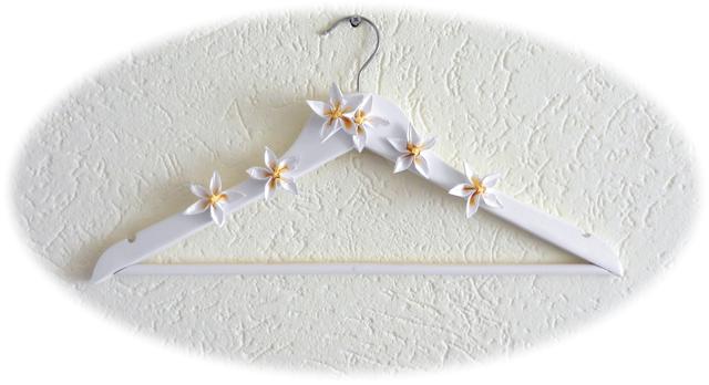 Kleerhanger versierd met papieren bloemen