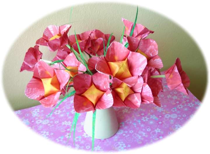 roze bloemen in een vaas